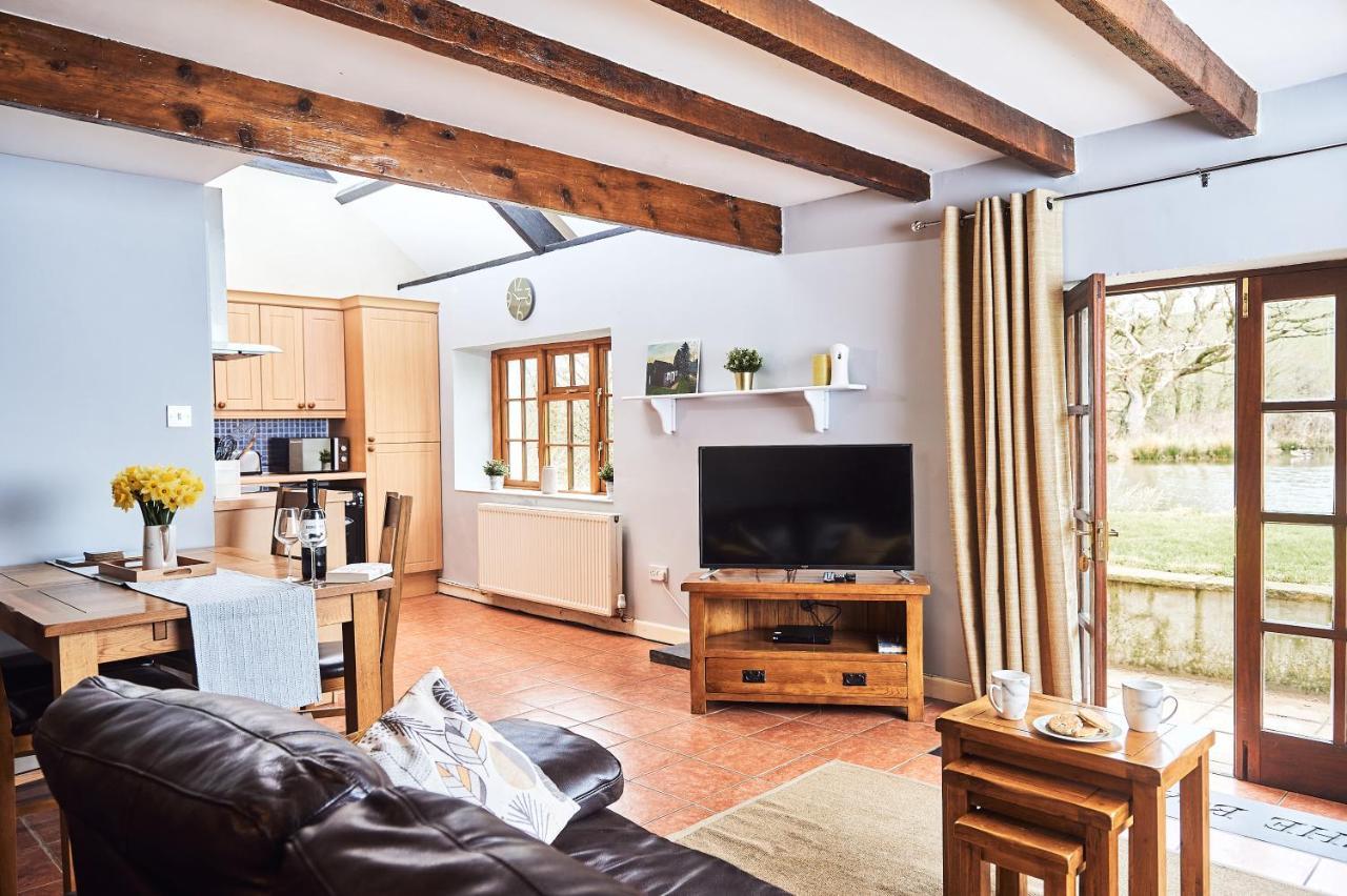 Penuwch Boathouse- Lakeside Rural Cottage Ideal For Families With Indoor Heated Pool Carmarthen Esterno foto