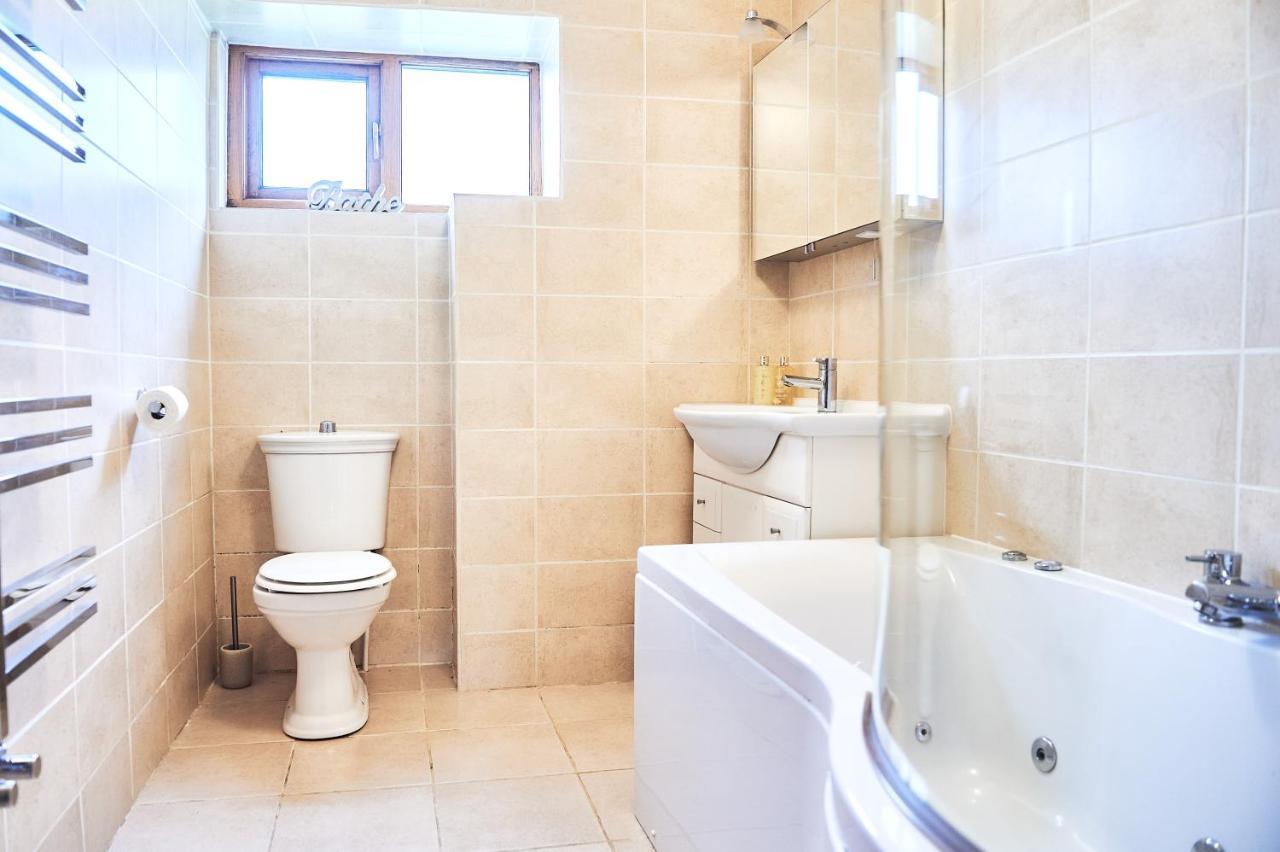 Penuwch Boathouse- Lakeside Rural Cottage Ideal For Families With Indoor Heated Pool Carmarthen Esterno foto