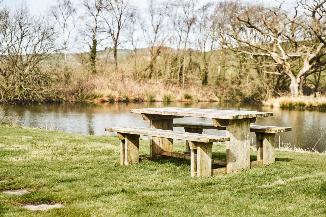Penuwch Boathouse- Lakeside Rural Cottage Ideal For Families With Indoor Heated Pool Carmarthen Esterno foto
